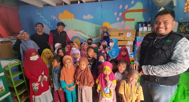 Telah dibagikan Paket Sembako Untuk Anak-Anak Yatim & Dhuafa di Lapak Pemulung Bintara Bekasi