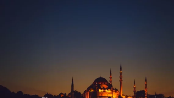 7 Tanda-Tanda Lailatul Qadar: Ciri dan Keutamaan Malam Mulia